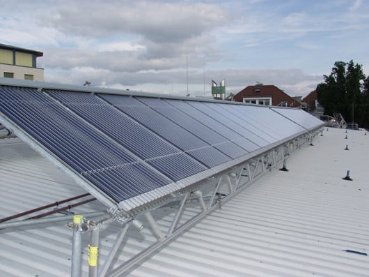 Solarthermische Kollektoren können Kälteanlagen antreiben, die im Sommer Gebäude kühlen und klimatisieren
