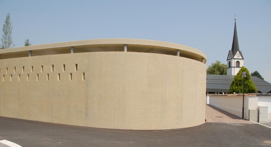Umschlossen wird das neue Friedhofsareal von einer geschwungenen Mauer aus Beton