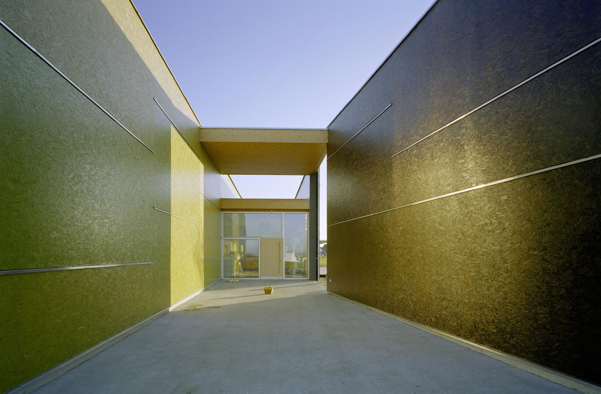 Lasierte Grobspanplatten an der Fassade