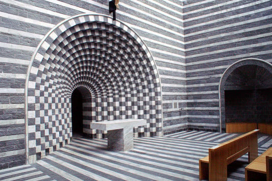 Innenansicht der Kirche San Giovanni Battista in Mogno, Maggia-Gneis und Cristallina-Marmor von Mario Bottalugano/CH