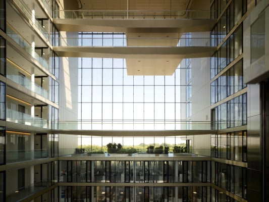 Das zentrale Atrium erstreckt sich über zehn Geschosse