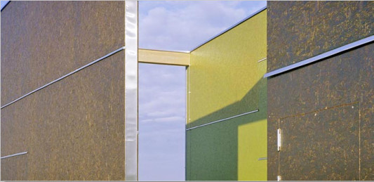 Lasierte Grobspanplatten an der Fassade