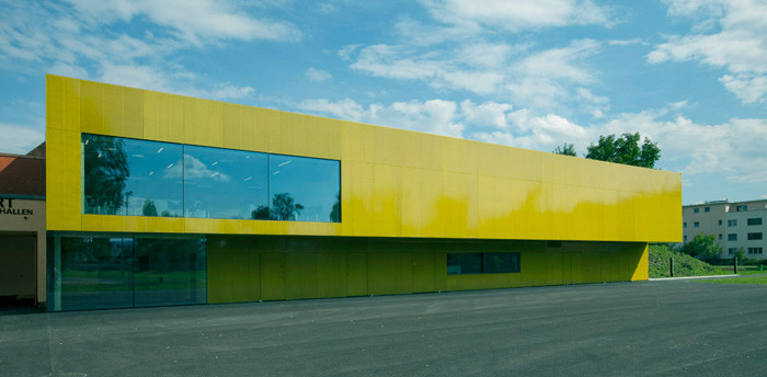 Hinterlüftete Fassade aus gelber Glasfaserkunststoffplatte