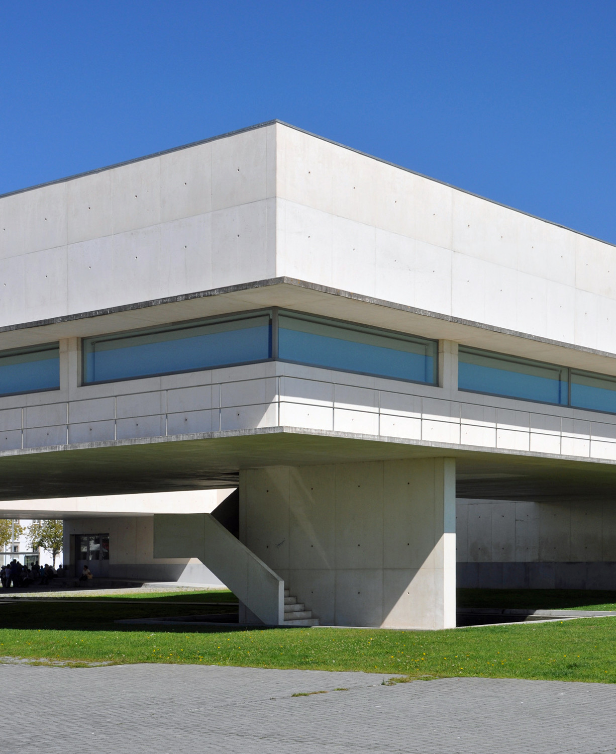 Verschattende Betonauskragung an der Fassade der Stadtbibliothek im portugiesischen Viana do Castelo, Architekten: Alvaro Siza