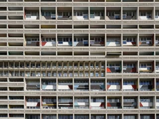 Brise-Soleil in Form von feststehenden, doppelgeschossigen Vertikallamellen aus Beton an der Unité d'habitation bzw. dem Corbusierhaus in Berlin.