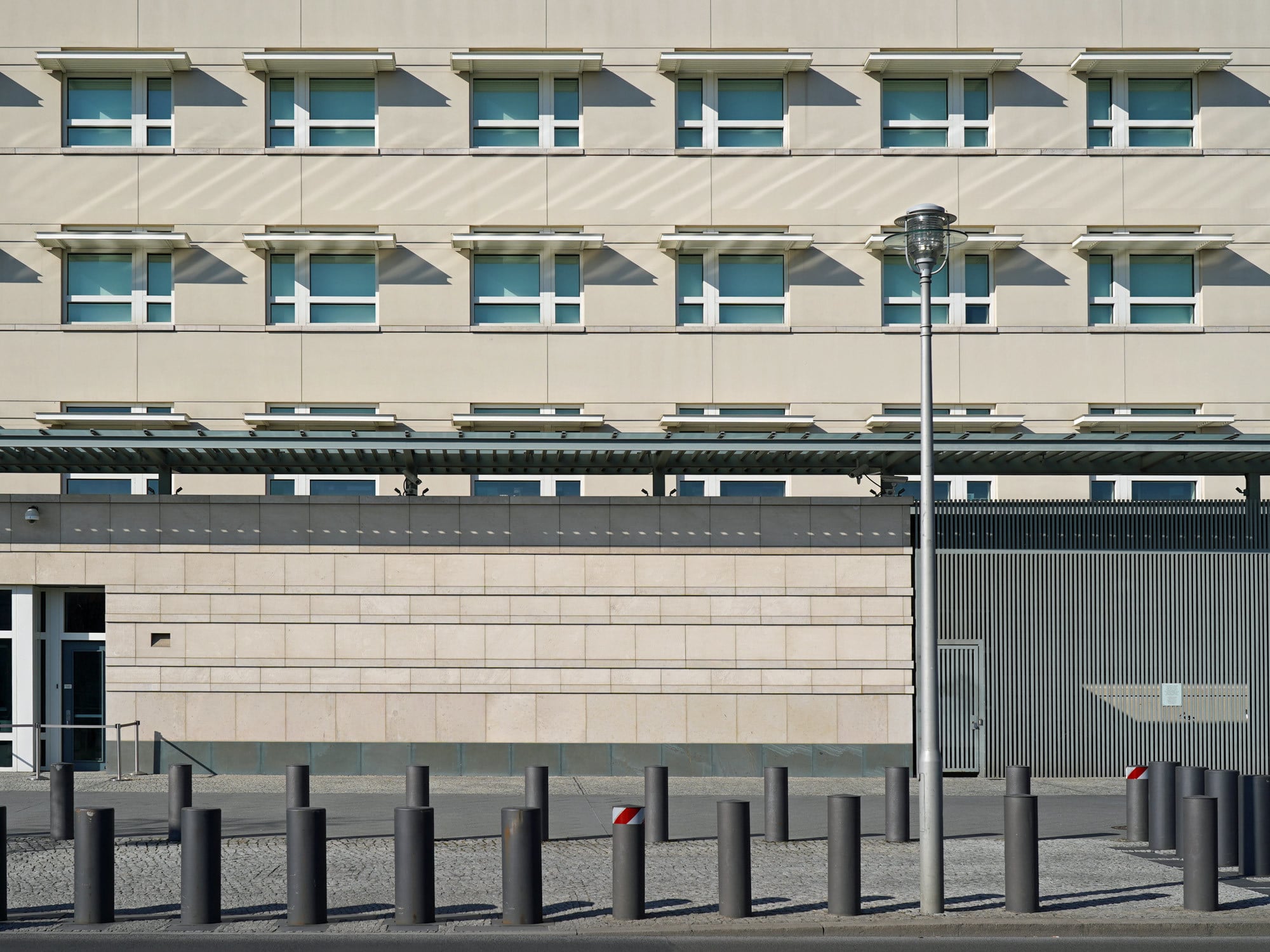 Sonnenbrecher über den Fenstern der amerikanischen Botschaft in Berlin, Architekten: Moore Ruble Yudell