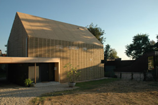Eingangsseite mit geschlossener Fassade