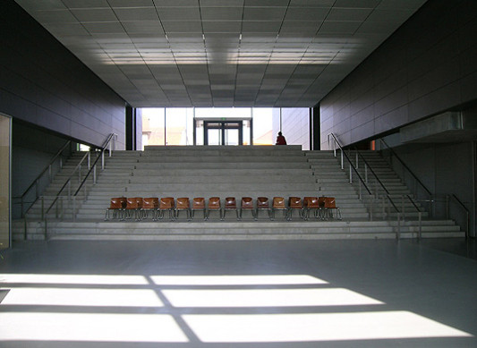 Das Eingangsfoyer verbindet beide Gebäude und wird als Aula genutzt