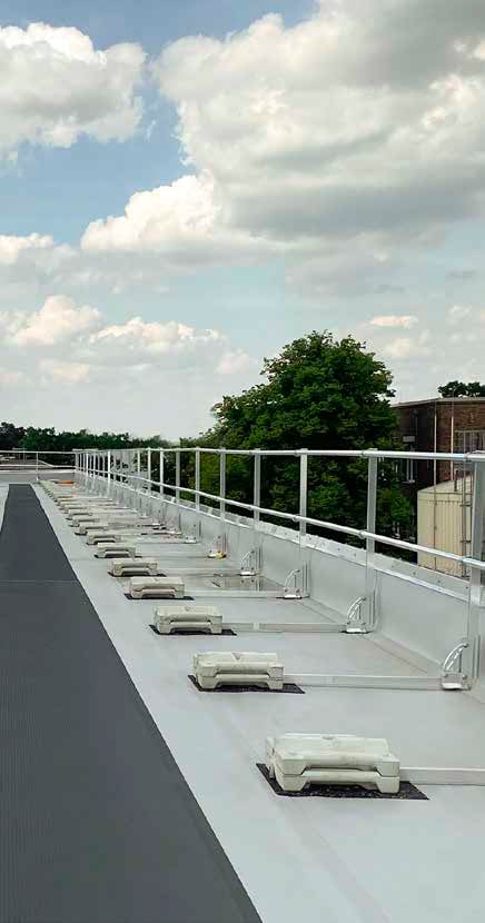 Flachdachabsicherung aus Aluminium zur Aufstellung auf Dächern mit bis zu 5° Dachneigung, System BauderSecutec Barrier F.