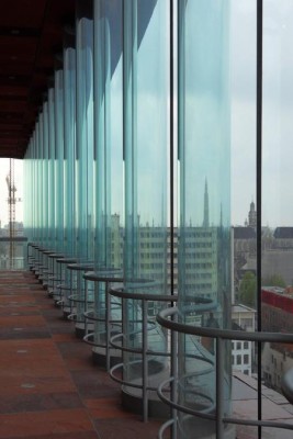 Aufgrund der geometrischen Steifigkeit des zylindrisch gebogenen Glases konnte auf eine Rahmenkonstruktion verzichtet werden