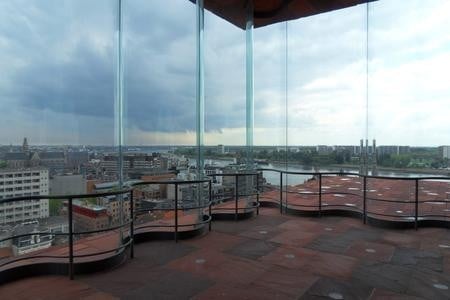Die Glaswände bieten grandiose Ausblicke auf die Stadt Antwerpen