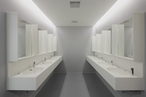 Die Gestaltung der Sanitärräume ist zweckmäßig und auf das Wesentliche reduziert