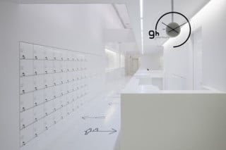 Ein lang gestreckter, weißer Raum bildet das Foyer
