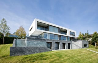 Das Wohnhaus liegt auf einem großzügigen Hanggrundstück mit Abstand zu den Nachbarhäusern