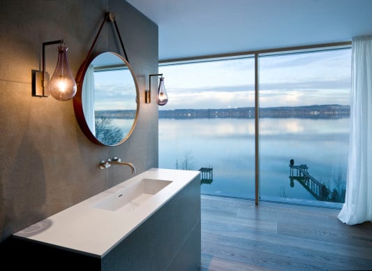 Freier Seeblick aus dem Badezimmer
