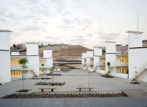 Links das Gymnasium, rechts die Klassenräume der Grundschule