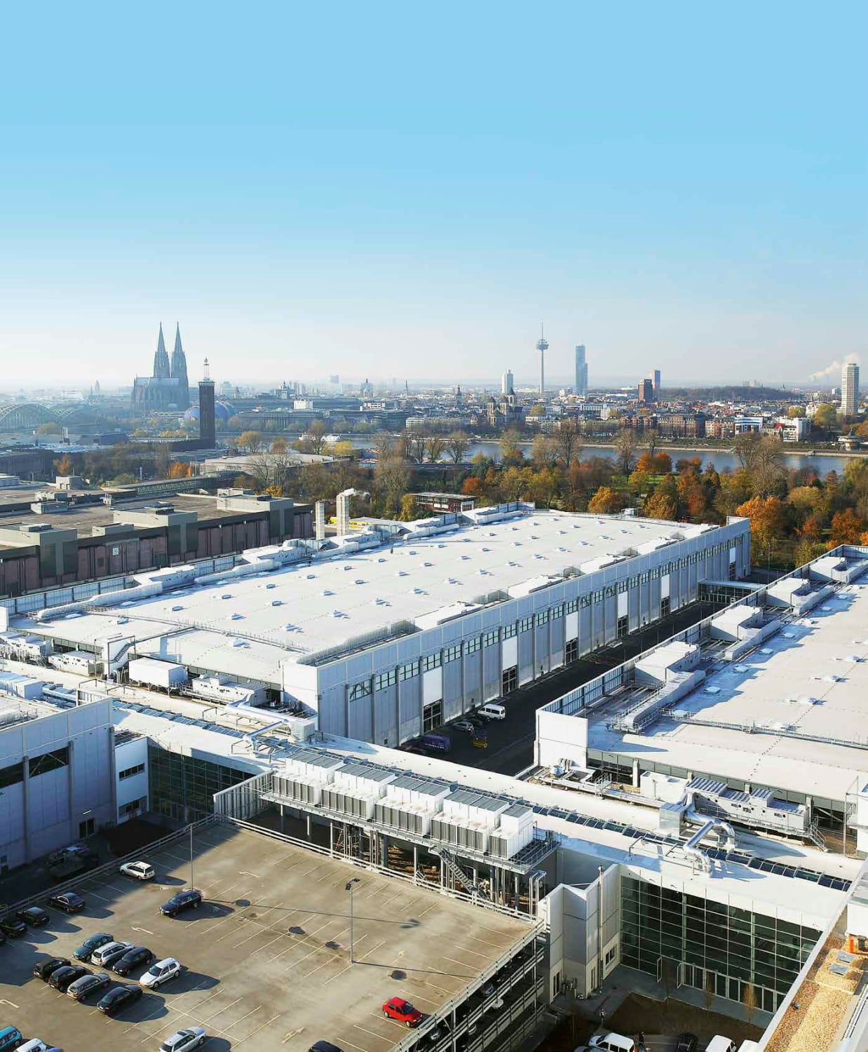 Die Dächer der Messehallen in Köln sind mit Kunststoffbahnen abgedichtet.