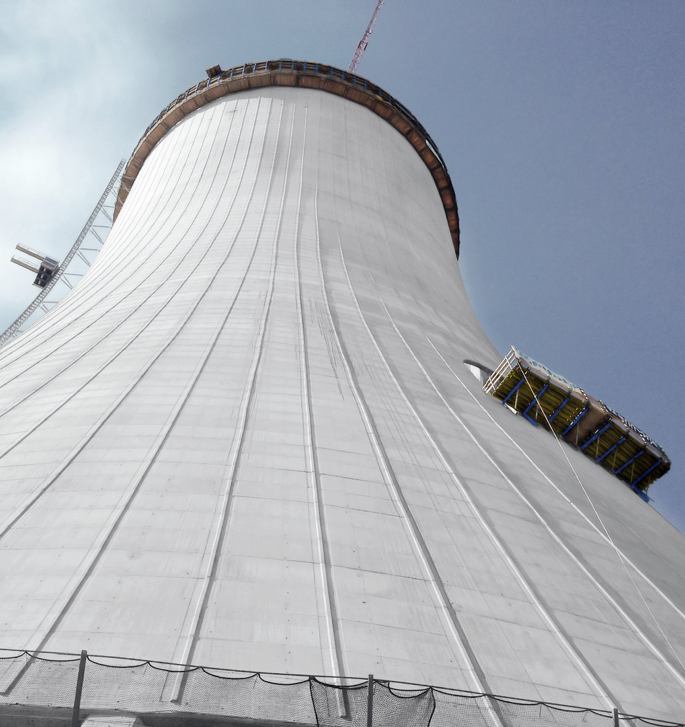 Auch Kernkraftwerke werden aus feuerfestem Beton hergestellt, hier der Kühlturm des Kohlekraftwerks Sostanj in Slowenien