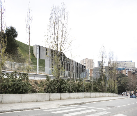 Die Bibliothek ist Teil eines Hügels an einer Schnellstraße Richtung Frankreich