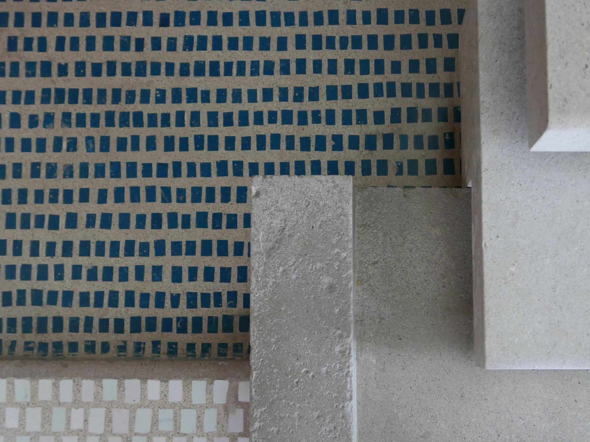 Für stärker beanspruchte Böden kommen härtere Materialien, etwa Granitsplitt oder Flusskies zum Einsatz; farbige Körnungen oder Pigmentierungen sind ebenfalls möglich. Im Bild: Terrazzo mit farbigen Murano-Glaseinlagen im Olivetti Showroom in Venedig