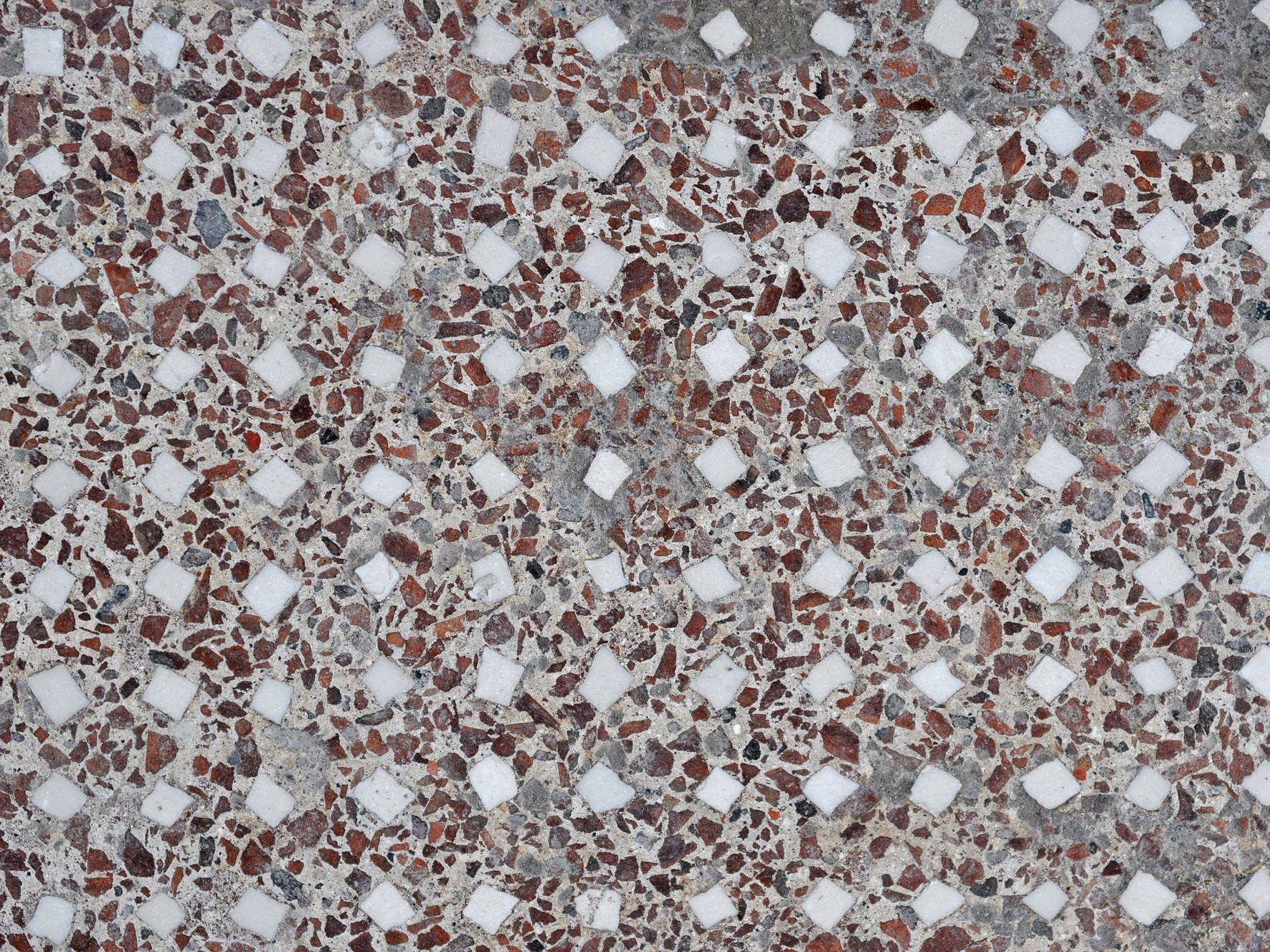 Terrazzo bezeichnet einen meist fugenlosen Bodenbelag aus mineralischem Bindemittel und Gesteinskörnungen, der durch Schleifen und Polieren eine homogene, glänzende Oberfläche erhält. Im Bild: Terrazzoboden in der anktiken Stadt Herculaneum am Golf von Neapel 