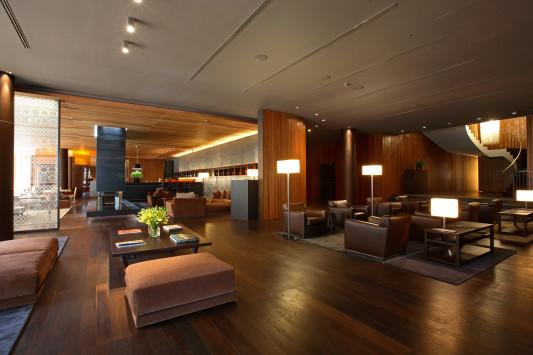 Warme Farben und edle Materialien in der Lobby