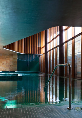 Der Pool ist mit Glasmosaik ausgelegt: Das Wasser schimmert smaragdgrün