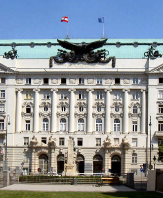 Hauptportal des Regierungsgebäudes