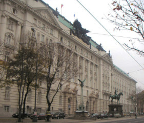 Regierungsgebäude mit Radetzky-Denkmal