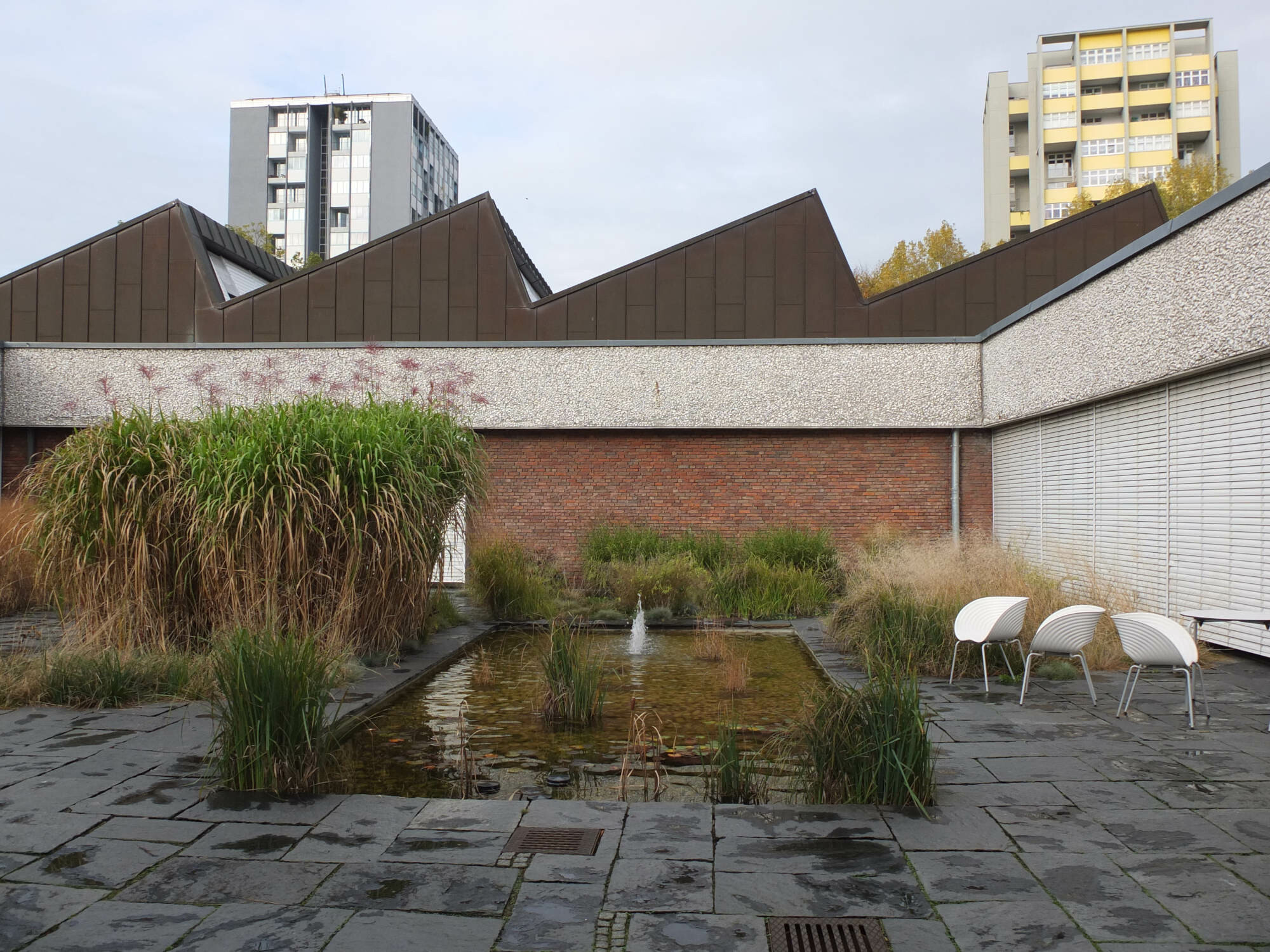 Wasserbecken als Teil des Dachgartens der Akademie der Künste am Hanseatenweg in Berlin