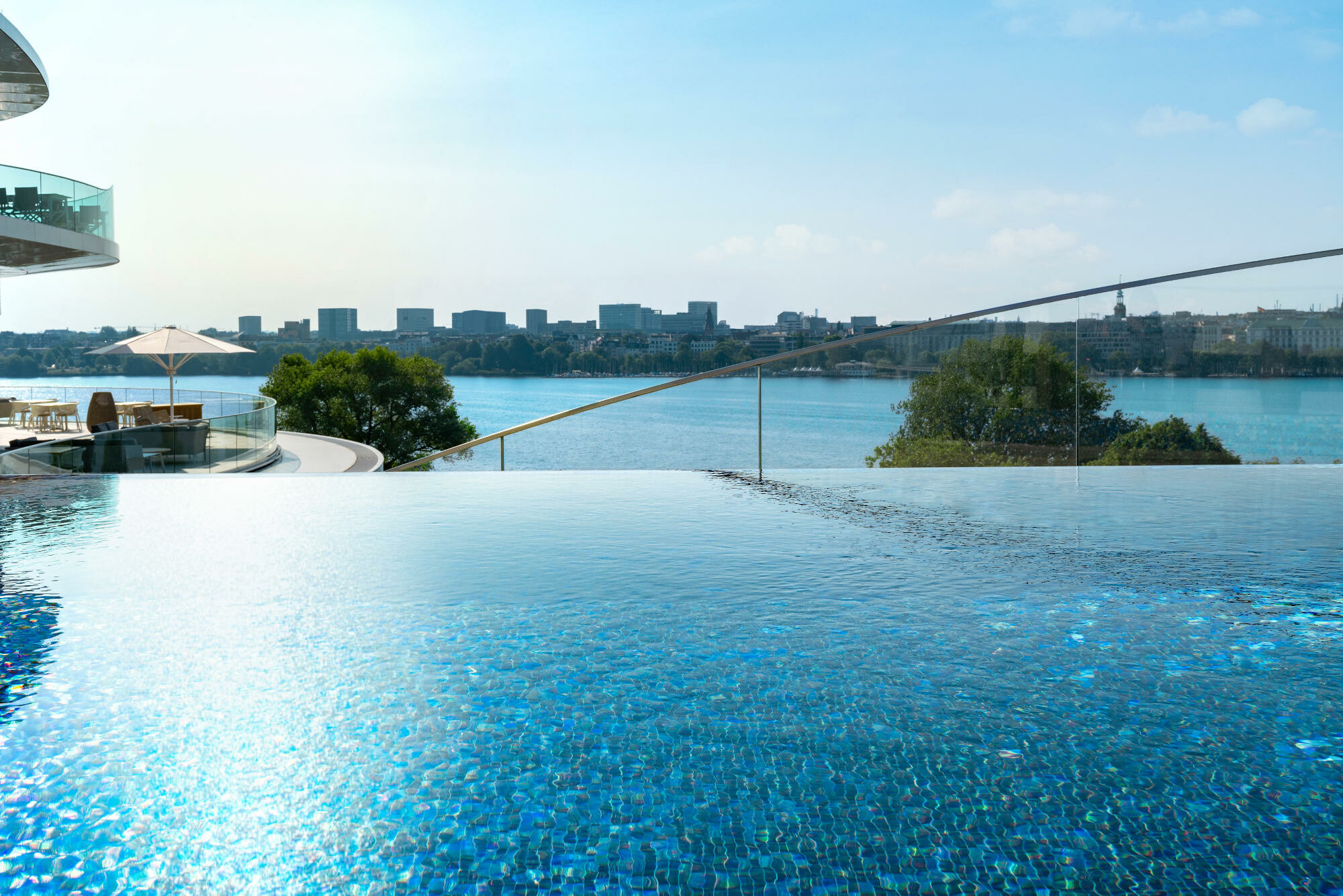 Die statische Tragfähigkeit ist bei der Planung von Wasserflächen entscheidend (Abb.: Pool mit Blick auf die Alster auf dem Dach des Hotel Fontenay in Hamburg).