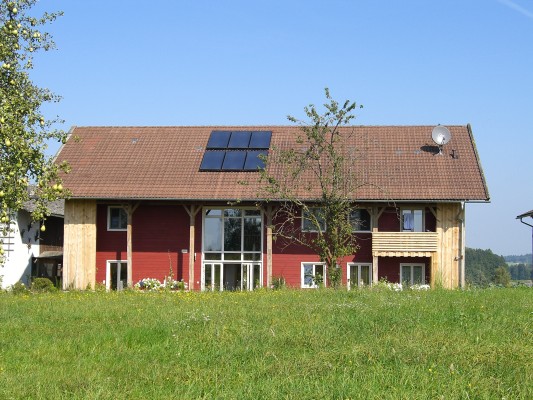 Der große Dachüberstand verschattet die lange Südfassade