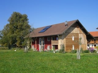 Neues Wohnhaus unter altem Dach