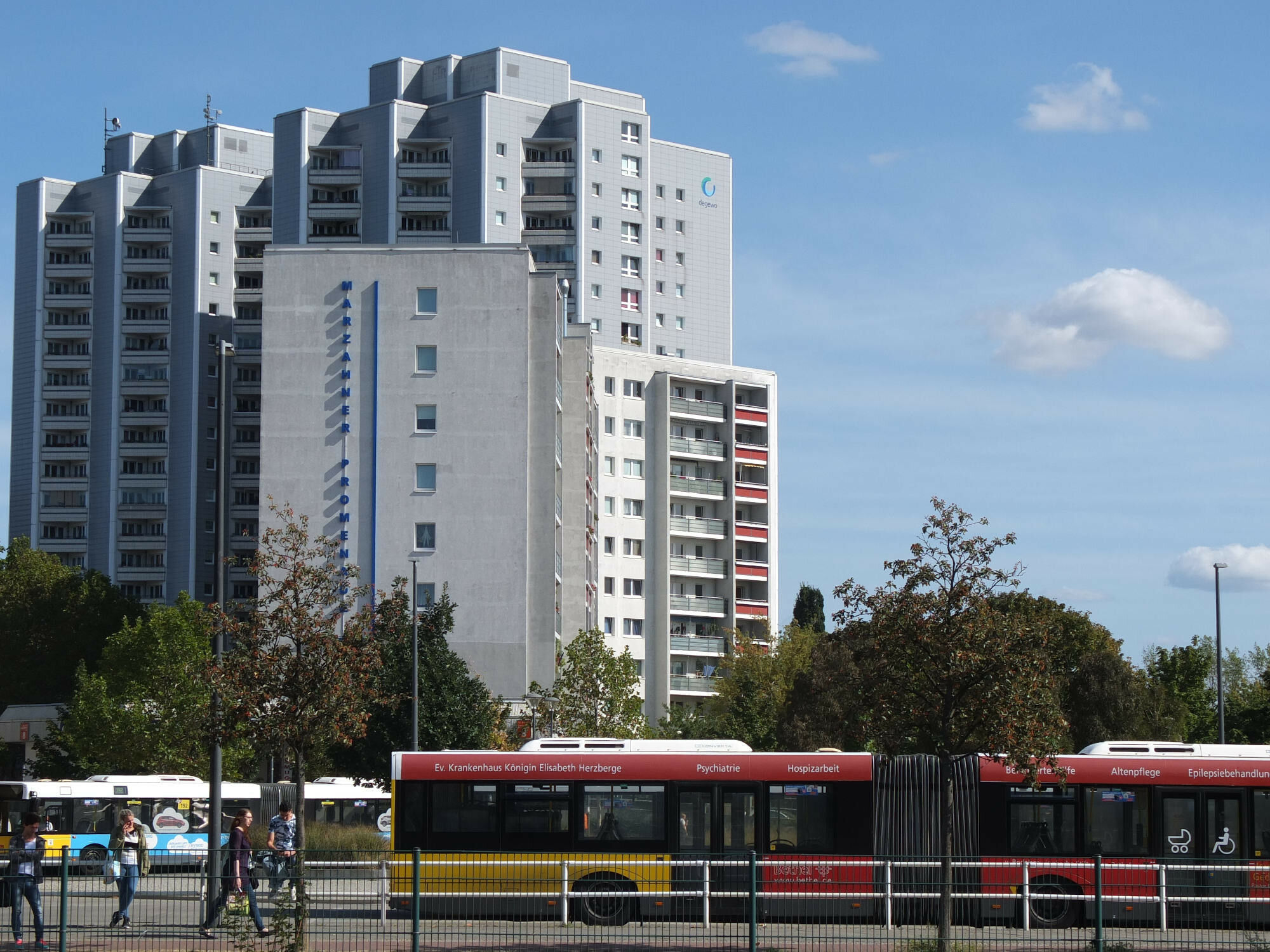 Nach Musterbauordnung können beispielsweise an Hochhäuser, Industriebauten, Verkaufsstätten, Versammlungsstätten, Krankenhäuser oder Schulen besondere Anforderungen gestellt werden. 