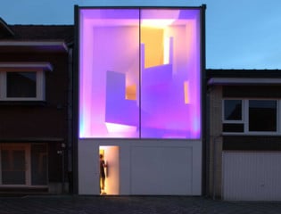Eine farblich wechselnde Beleuchtung erzeugt immer neue Lichtstimmungen auf der Außenhülle des Gebäudes