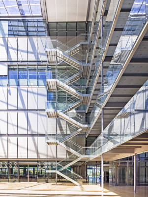 Ein riesiges Atrium verbindet alle Bereiche des Firmencampus