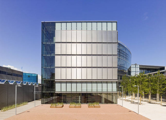 Hochtransparente Fassade mit innen- und außenliegendem Sonnenschutz