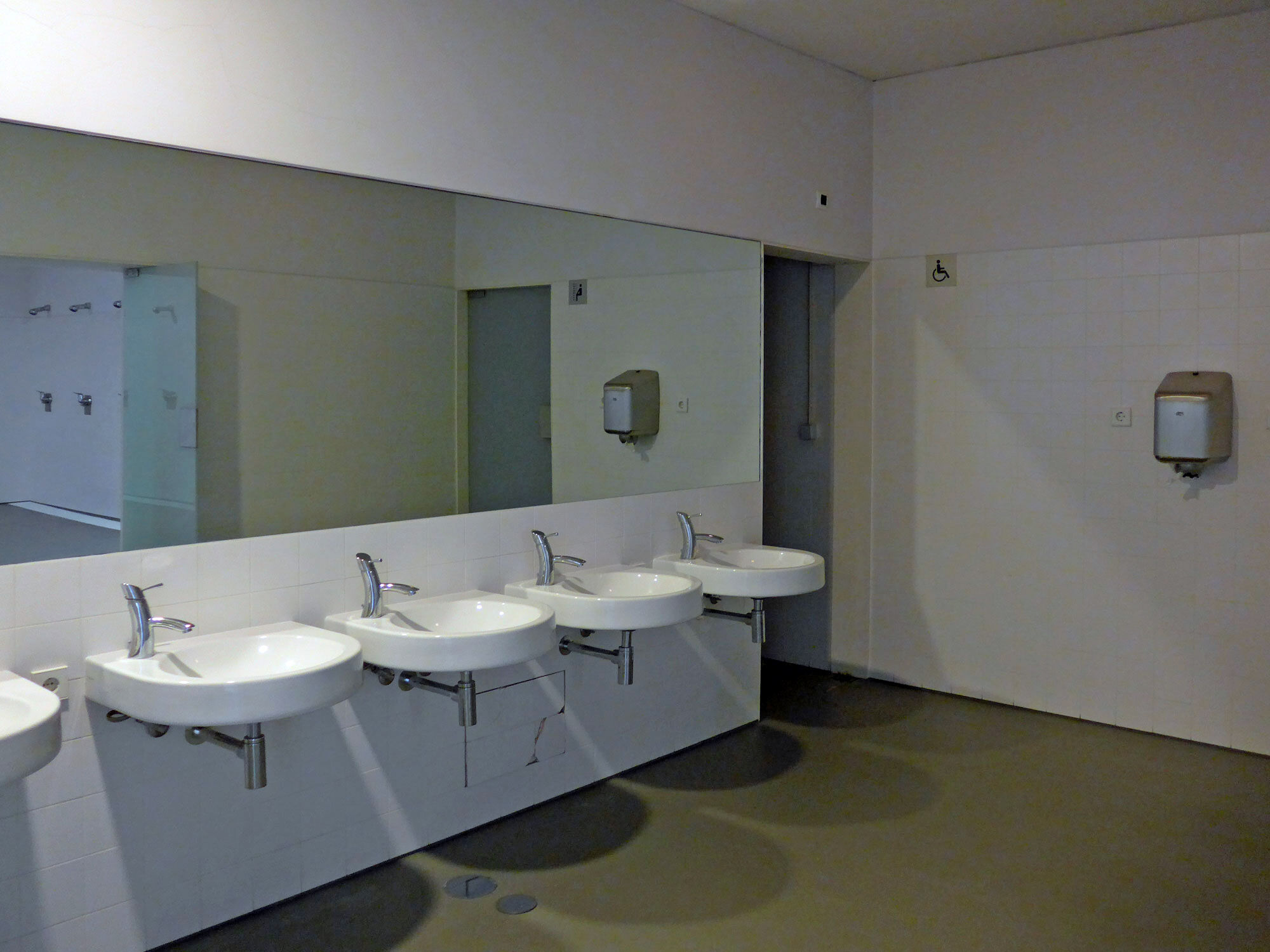 Funktionalität, Hygiene, Pflegeleichtigkeit und Dauerhaftigkeit sind in öffentlichen Sanitärräumen wichtig.