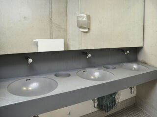 Sanitärräume sind nicht nur zweckmäßige Funktionsbereiche, sondern auch ein Ausdruck der Qualitäts- und Serviceorientierung eines Gebäudes. 