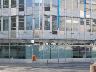 Die wichtigen Linien der Fassadengestaltung basieren unter anderem auf den Maßen des menschlicher Körper, statischen Erfordernissen und Baustandards.