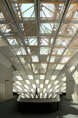 Die äußere Hülle besteht aus drei Schichten: einem inneren Sonnenschutz, einem gelben Stahltragwerk und der Außenhaut aus Aluminium und Glas