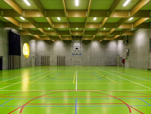 Die Halle ist nach außen sehr verschlossen...