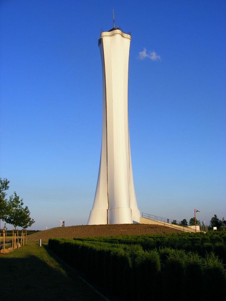 Der Turm steht auf einem Hügel aus Abraum
