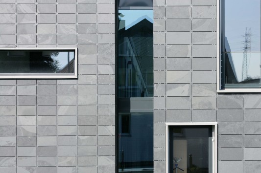 Symmetrische Deckung mit Sichtfugen an einem Verwaltungsgebäude in Oberhausen vom Architekturbüro Hausmann, Oberhausen