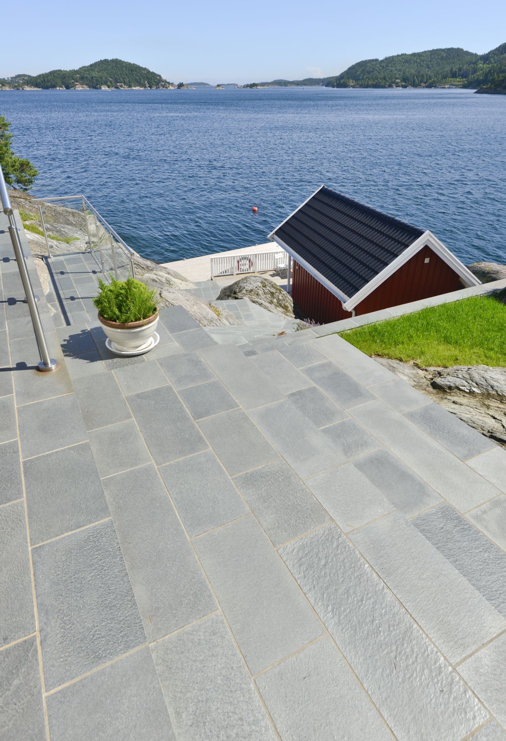 Terrasse mit Plattenbelag Rocanex RX35 Alta Quarzit spaltrau: Das skandinavische Spaltgestein weist einen leichten Schimmer auf.
