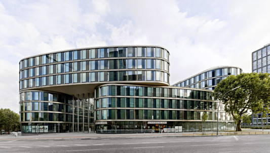 Die Bruttogeschossfläche von 26.600 m² verteilt sich auf vier gleichgeformte, versetzt zueinander angeordnete Bauteile