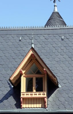 Dachdeckung mit Bischofsmützen an einer Villa in Potsdam