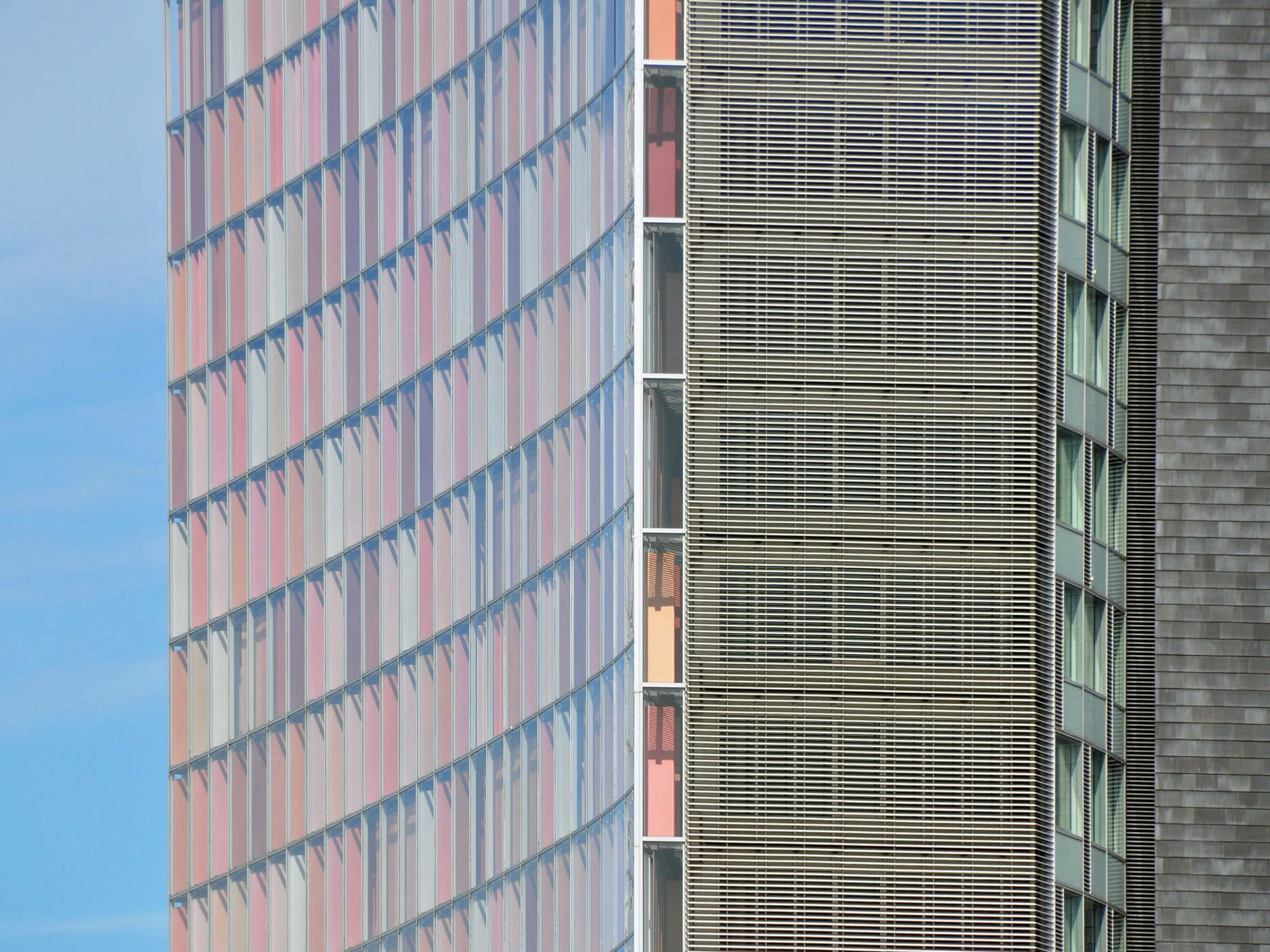 Die Westfassade des GSW-Hochhauses in Berlin ist eine Zweite-Haut-Konstruktion mit gebäudehohem Fassadenzwischenraum, Architektur: Sauerbruch Hutton