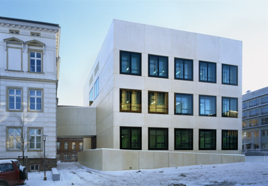 Ein Steg verbindet Alt- und Neubau