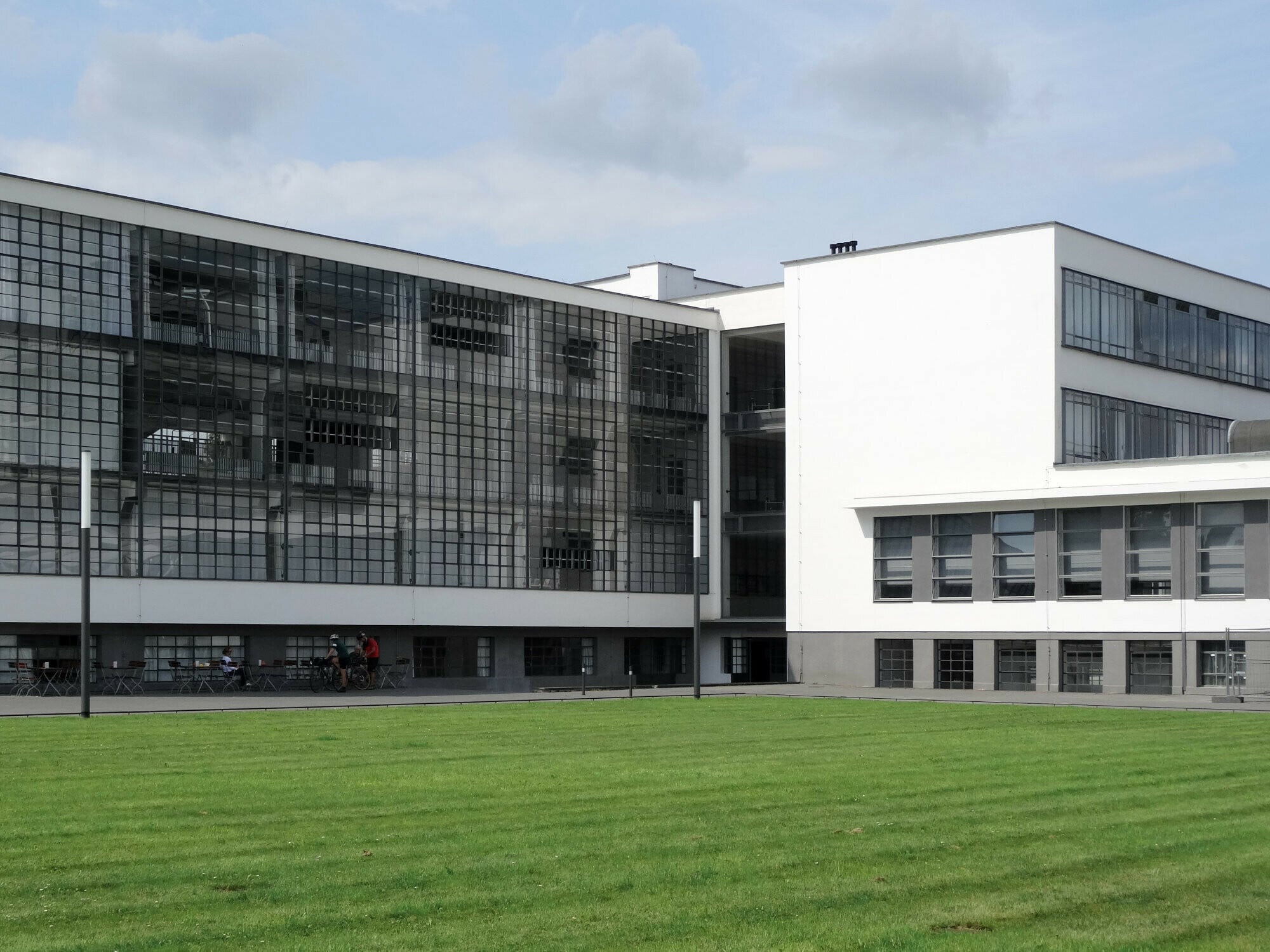 Inkunabel der Architekturgeschichte: Das Bauhaus in Dessau mit Vorhangfassade (Rekonstruktion 1996–2006, die Originalfassade wurde im Krieg zerstört), Architektur Walter Gropius, Baujahr 1926